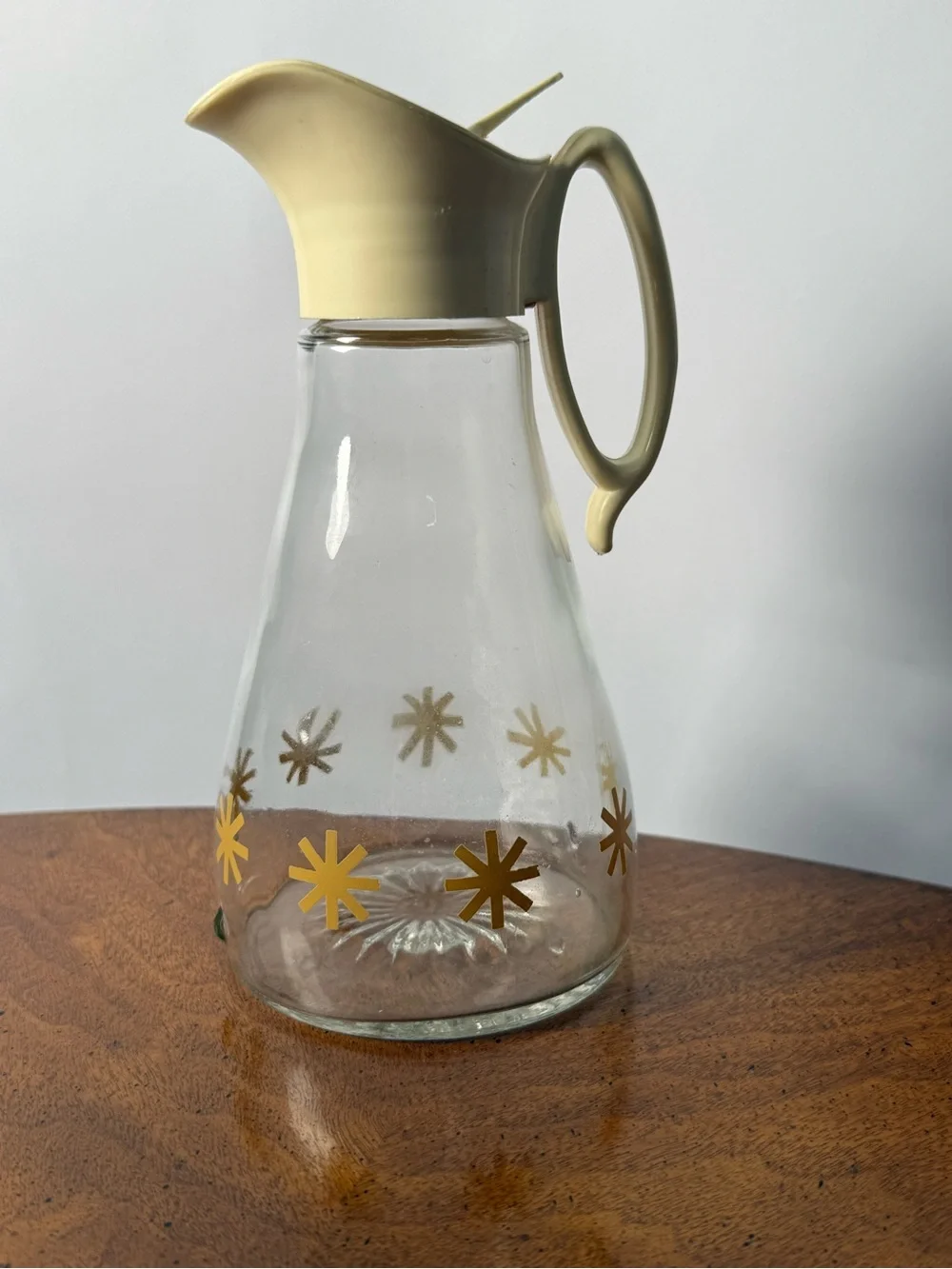 Vintage Pyrex Log Cabin Syrup Glass Pitcher with Cream Top and Gold Starburst